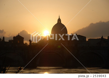 サン･ピエトロ寺院夕暮れ 2539043