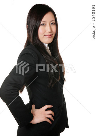 ビジネスウーマン 腰に手を当てる 女性の写真素材