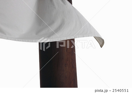 柱となびく白い布の写真素材