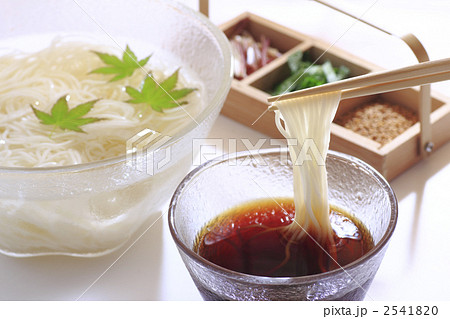 ガラス食器と素麺 2541820