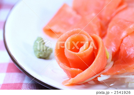 サーモンの刺身 2541926