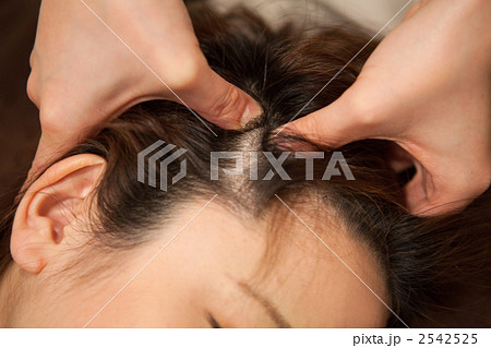 ヘッドマッサージを受ける女性 2542525