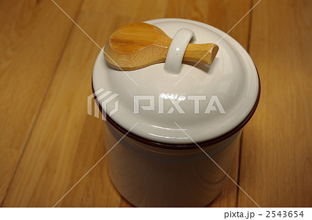 入れ物と小さじ 2543654