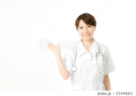 案内する医療従事者 2544601