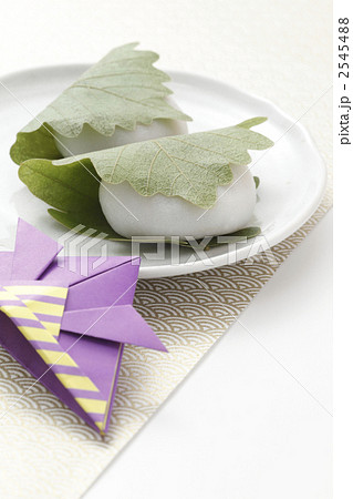 兜の折り紙と柏餅の写真素材