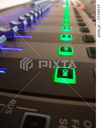 デジタルミキサーのフェーダー ON デジタルミキサーのフェーダー ON 2548614