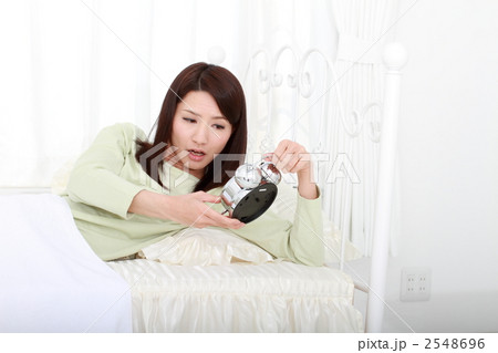 寝坊した女性 寝坊した女性 2548696