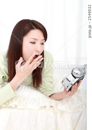 寝坊した女性 寝坊した女性 2549032
