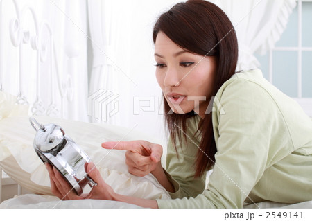 寝坊した女性 寝坊した女性 2549141