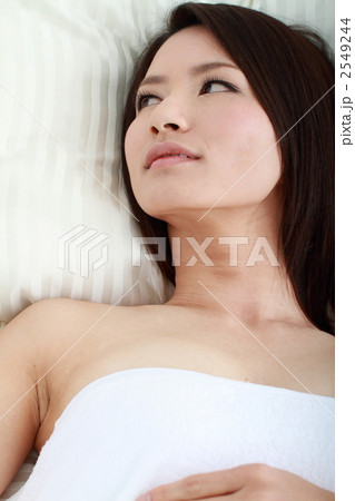 起きる女性 起きる女性 2549244