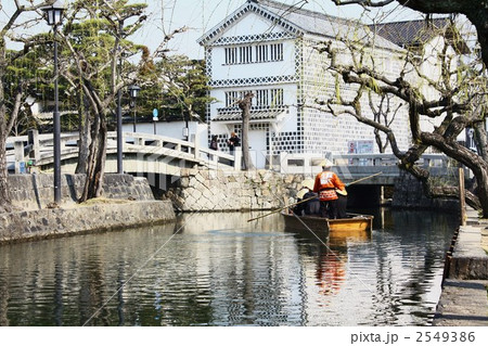 倉敷美観地区の街並みと倉敷川の川舟 2549386