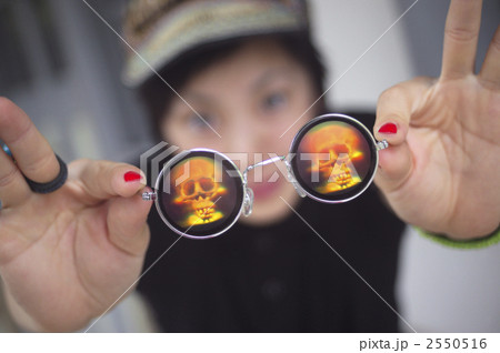 ドクロのサングラスを翳す少女 2550516