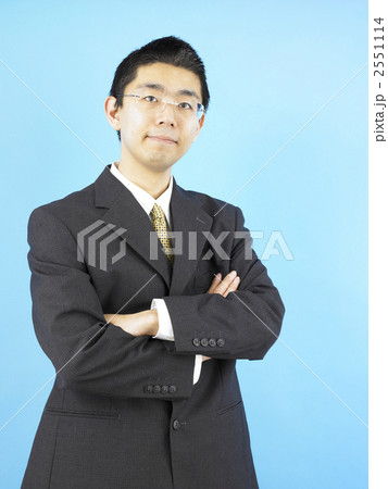 腕を組む男性 2551114