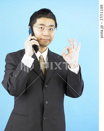 電話する男性（OKサイン） 2551186