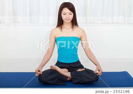 瞑想する女性 2552196