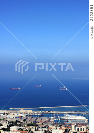 イスラエル・ハイファ（Haifa）の港（縦１） 2552361
