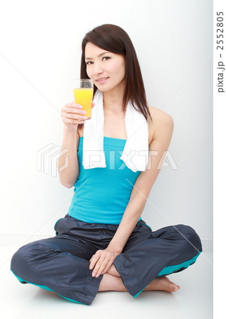 休憩中の女性 2552805