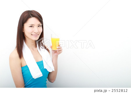 休憩中の女性 2552812