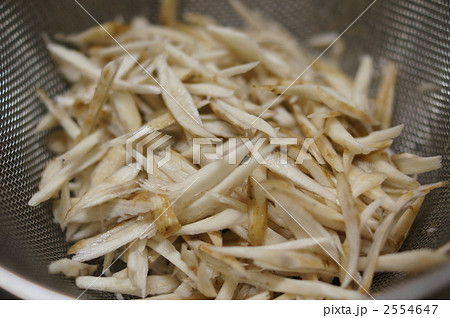 あく抜き後のささがき牛蒡 あく抜き後のささがき牛蒡 2554647