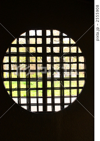 茶室の待合の丸窓 2555908