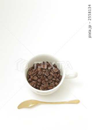 コーヒーカップとコーヒー豆 コーヒーカップとコーヒー豆 2558134