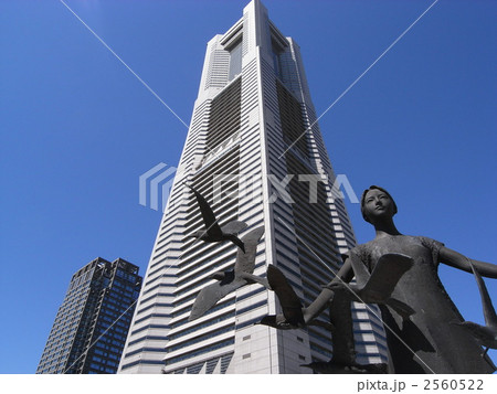 横浜ランドマークタワーと女の子 2560522