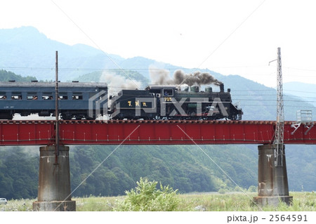 蒸気機関車C56鉄橋を行く 蒸気機関車C56鉄橋を行く 2564591