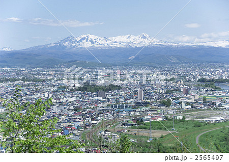 大雪山連峰旭岳バックの旭川市内全景 大雪山連峰旭岳バックの旭川市内全景 2565497