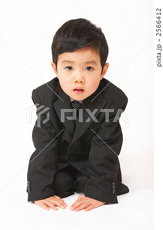 正座する男の子 2566412