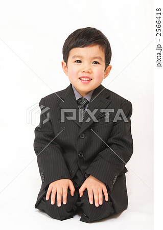 正座する男の子 2566418
