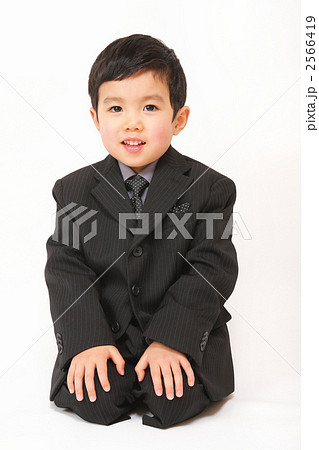 正座する男の子 2566419
