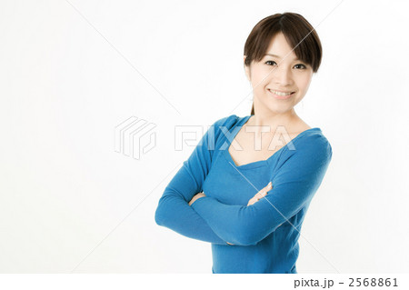 腕組みする女性の写真素材