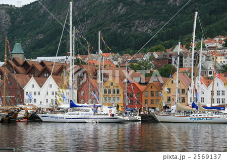 ノルウェー　ブリッゲン地区と帆船 2569137