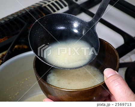 味噌汁を入れる 味噌汁を入れる 2569713