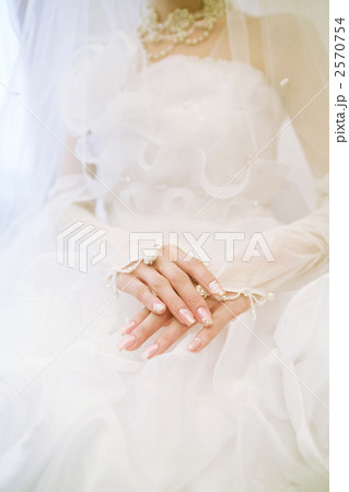 新婦の手のアップ 2570754
