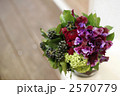 イスの上に置いたブーケ 2570779
