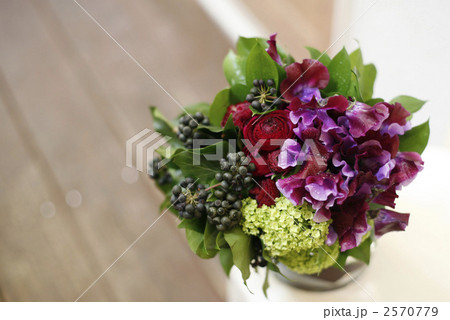 イスの上に置いたブーケ 2570779