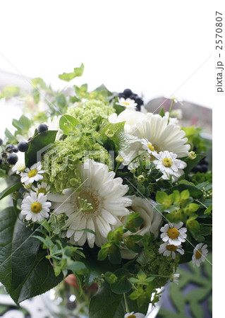 窓辺に飾ったブーケ 2570807