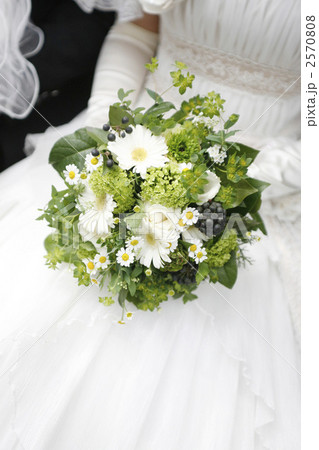 花嫁が手に持ったブーケ 2570808