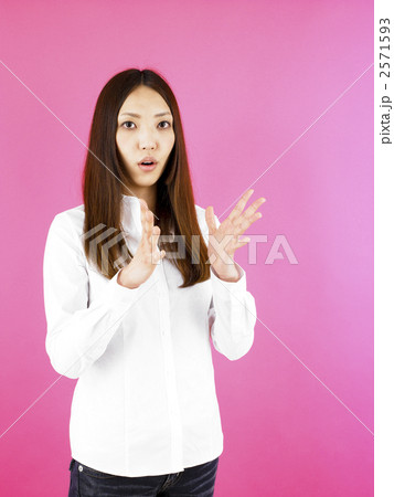 驚く女性 2571593