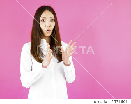 驚く女性 2571601