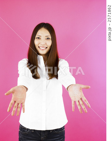 手を広げる女性の写真素材