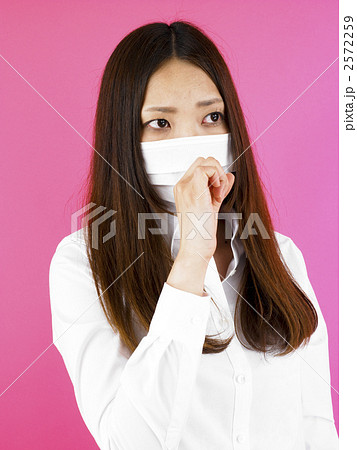 マスクをした女性 2572259