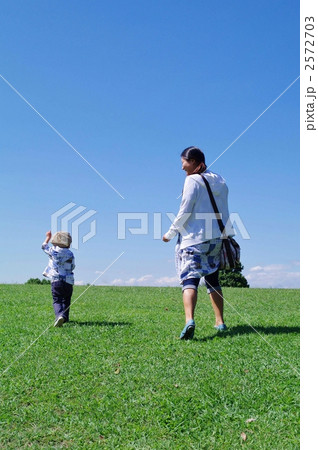 さわやかな空と親子 2572703
