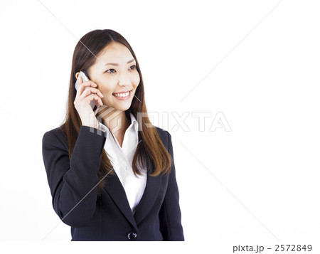 スマートフォンで電話する女性 2572849