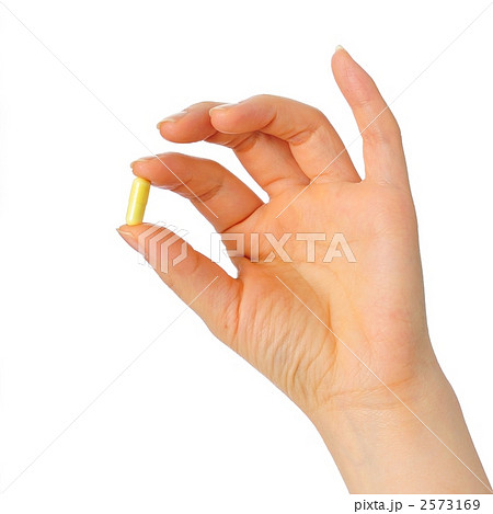 カプセル錠を持つ女性の手 2573169