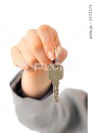 鍵を渡す女性(ボディーパーツ) 2573172