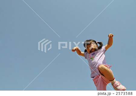 青空でジャンプする女の子 青空でジャンプする女の子 2573588