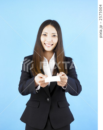 名刺を渡す女性 2575004