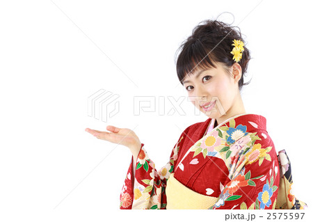 案内する振り袖姿の女性 案内する振り袖姿の女性 2575597